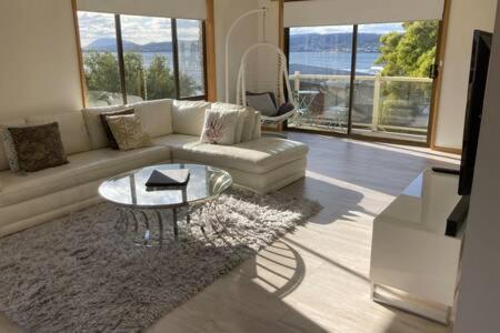 Spacious Modern Home Outstanding Views Sleeps 9 Hobart Eksteriør bilde