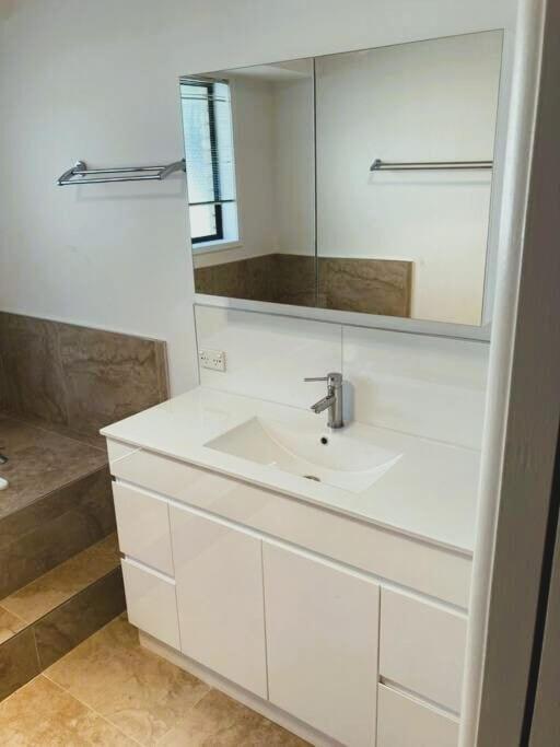 Spacious Modern Home Outstanding Views Sleeps 9 Hobart Eksteriør bilde